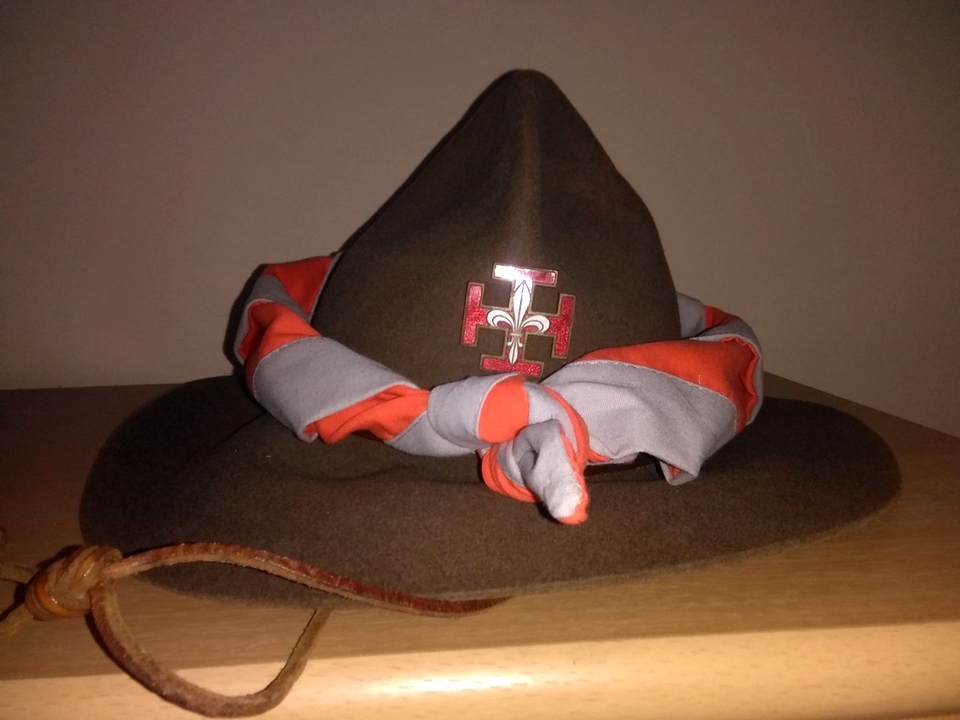 Laurent Drousie portant un chapeau scout